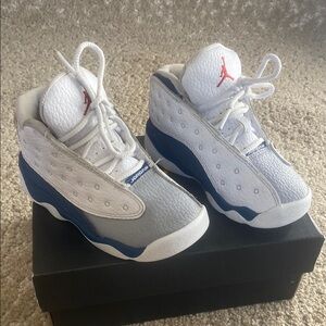 Jordan 13 Retros - White, Gray and Blue Sneakers